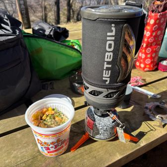 姫次で昼食
誰かを見習って金ちゃんヌードル