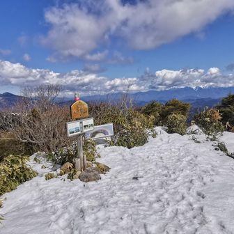 小秀山頂上の様子