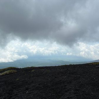 晴れ間に麓が見えた。