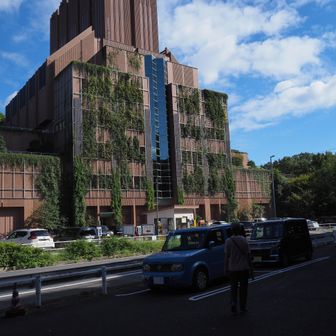 🚙車に戻りました。

目の前に見えている建物は、直下を走る名古屋高速2号東山線の「東山トンネル」の空気を入れ換えるための換気施設・「緑橋換気所」です。

災害や火災などの非常時には、トンネル内からの避難路としても使用されます。

それでは帰ります。
最後までお読みいただき、ありがとうございました！