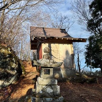 青葉山は双耳峰で後から行く西峰の方が関西百名山にふさわしいと思ったのは自分だけじゃないはず
そして東峰山頂から先は…