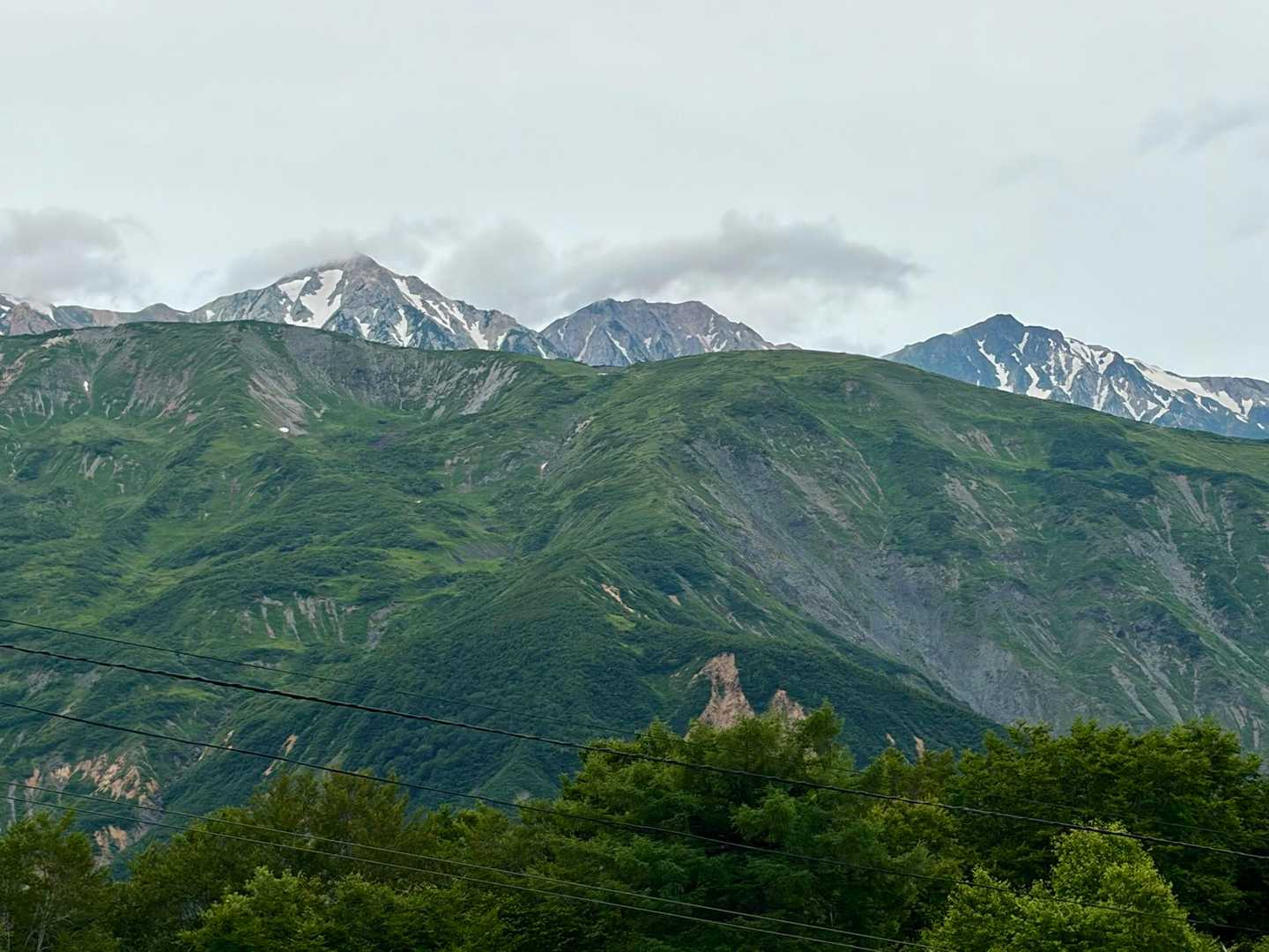 ゴンドラを降りると八方尾根と、その向こうに白馬三山が見えた。北アルプスの雰囲気がいい。