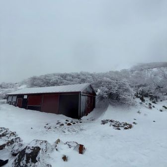 弘法清水小屋到着、12時過ぎ今日はここで終了