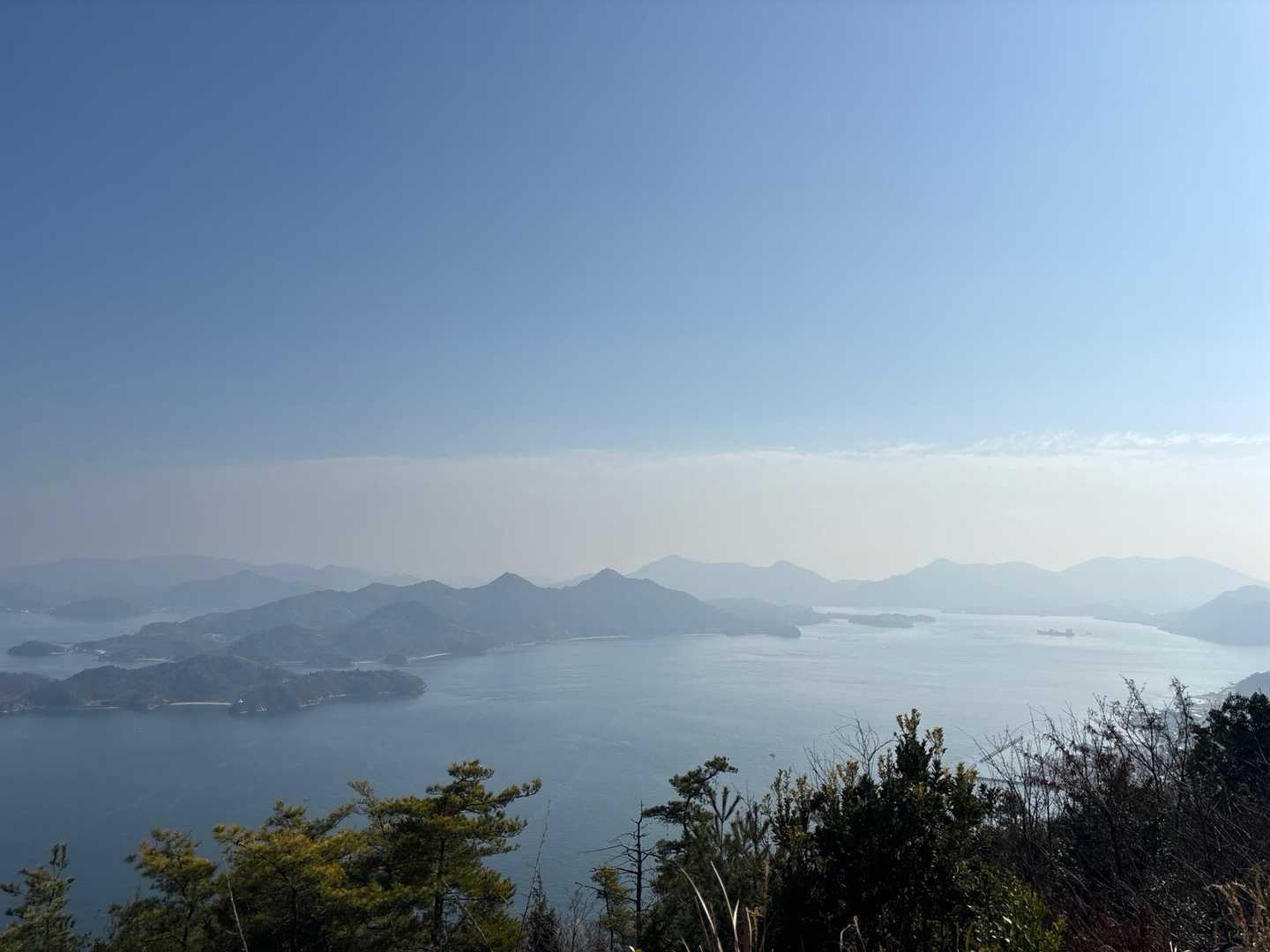 佐木島と手前が小佐木島🏝️
黄砂でモヤモヤ😶‍🌫️ちょっと残念だけど良い景色✨

佐木島にはお花見登山で訪れた事があります
塔の峰の千本桜🌸とっても綺麗でした✨
良い思い出です😌
