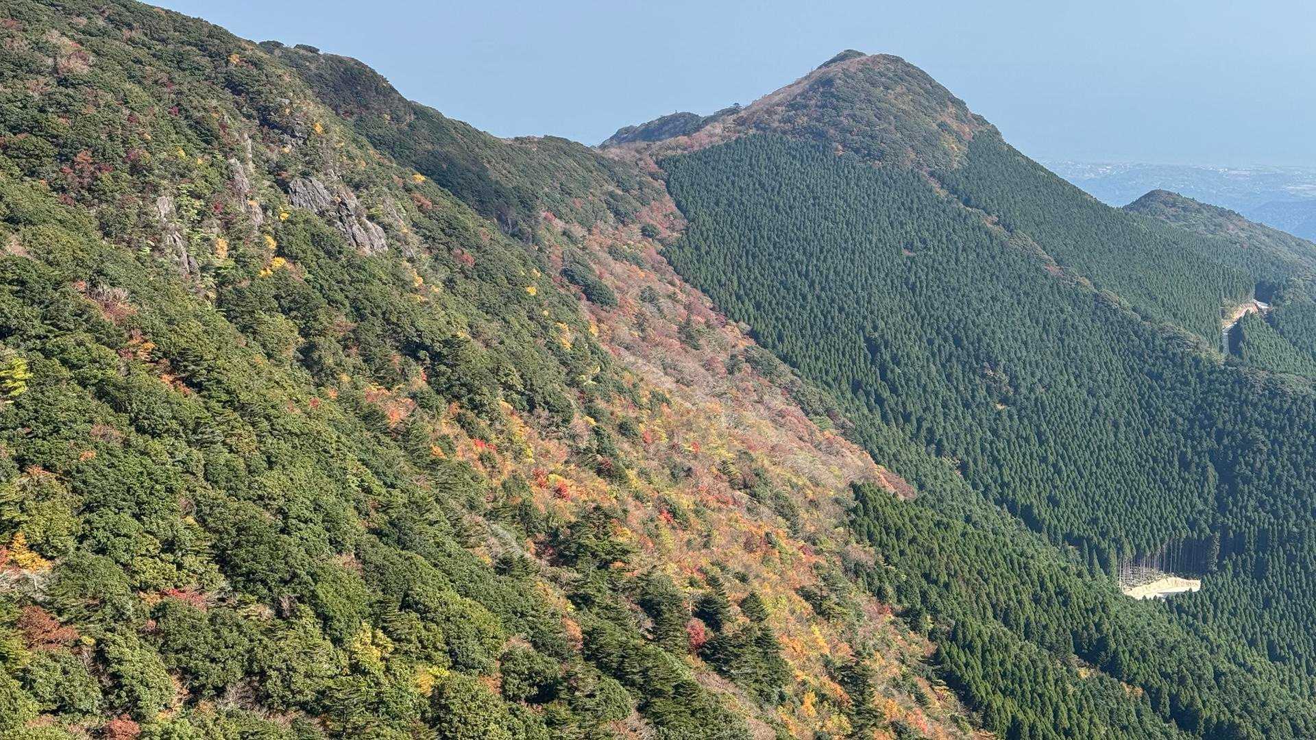 下山途中。タワラギ山斜面の紅葉がきれいです。
向こう側に行けるのか気になります⛰️