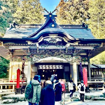宝登山神社

　御社殿は、江戸時代末から明治初頭に造り替えられた本殿、幣殿、拝殿より成る権現造りです。

　欄間には、「二十四孝」を始め多くの彫刻が施されています。