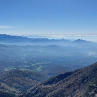 下山は三ツ頭方面へ。金峰山方面の山々がよく見える。