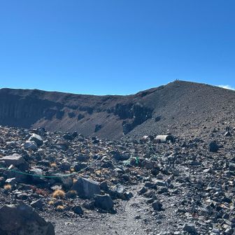 前掛山（第二外輪山）目前まで来た〜✨🥹　
シェルターの先には青空の中歩く人が見える！