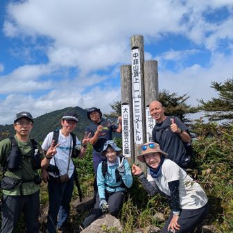 中蒜山山頂、左に上蒜山が見えます
