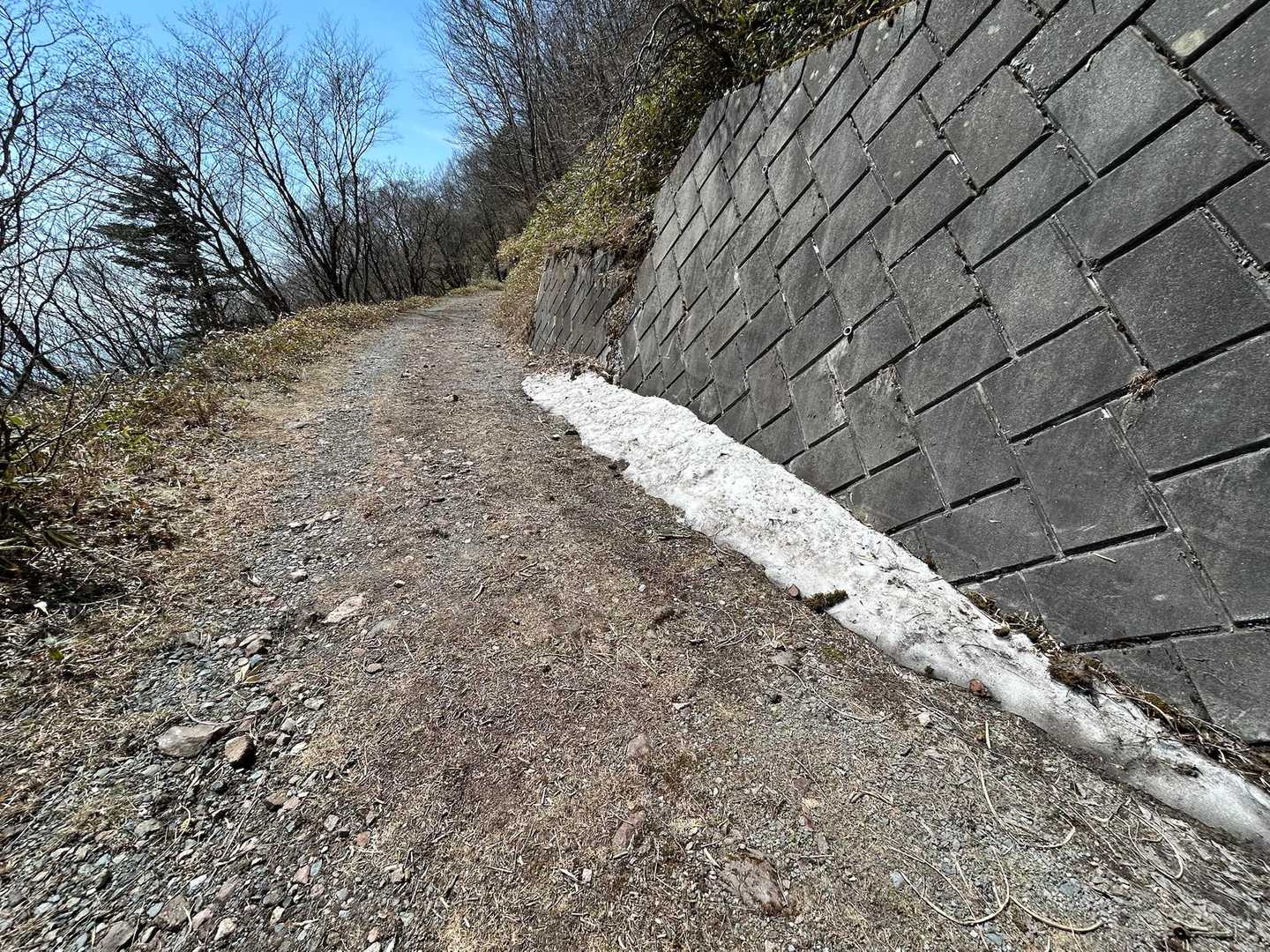 少し林道歩き　雪が残っていた