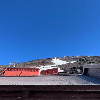 こちら上部もだいぶ雪解け進んでます。登山道を登って行きます