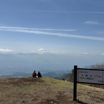 小楢山山頂。
ご飯食べるのに広々してます。