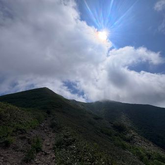 山頂付近は雲が溜まりはじめていて、少し怪しい雰囲気☁️💭
ちょっと待っておくれよ💦