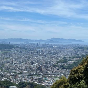 権現山から見る広島市内。今日も30℃予報。
次は阿武山へ。