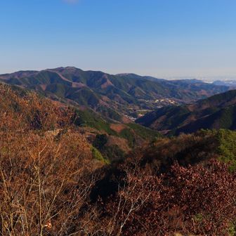 同じく坪山より。あの沢の続く先は上野原や藤野です。