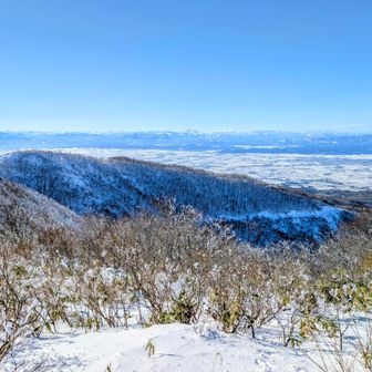 🏔️雄国山からの眺め　
遥かに🏔️御神楽岳(中央)、🏔️浅草岳(左)✨️　