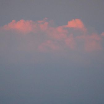 反対側の雲は焼けて赤くなっていました