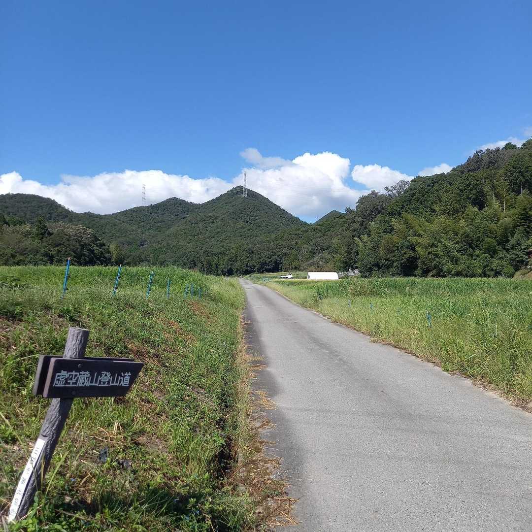 田園風景を観ながら
まっすぐにのびる道🚶‍♀️
のどかで癒される～💚