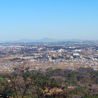 日和田山の山頂から筑波山💡標高305m