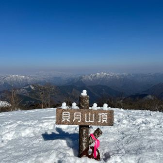 ポカポカ陽気。山頂でゆっくりお昼🥐☕️
雪山で、ゆっくり出来るなんて幸せ〜😄
誰かが、アヒルさん作ってくれた。