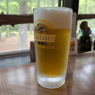 小梨平食堂で生ビールを頂きました。
窓際の席でのんびりしました。

この日のお昼は大盛況で、お昼用のお食事は12:15に完売したそうです。