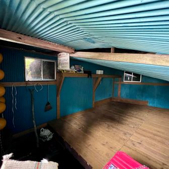 泊岩の小屋内。