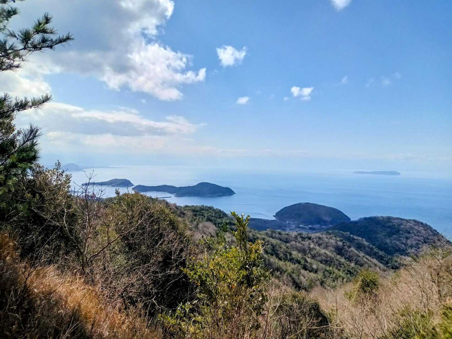 何を撮ったんやったっけ？
そうだった！
肉眼では海の向こうになんと石鎚山、赤石山系が見えてるのです！！