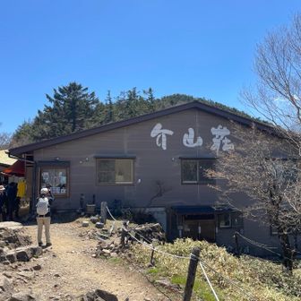 売店が充実した山小屋
トイレも併設
少し分かりにくい分岐地点で、前回道を間違えたところ💦