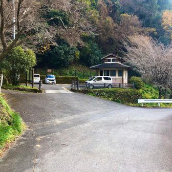 駐車場🅿️(無料)まで戻って来ました😊
綺麗なトイレありました🚽

名前も知らなかったお山で 最初垂直に見える635段の急階段を見た時は“”マジか！“”と 一瞬立ちくらみしましたが まだ歩いたことがなかったダイトレの金剛山と紀見峠の一部も歩くことが出来て良かったです😊

最後までご覧いただきありがとうございました😊