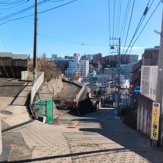 白子熊野神社近くの滝坂
坂の先に見える区分所有建物は板橋区成増に建っているもの