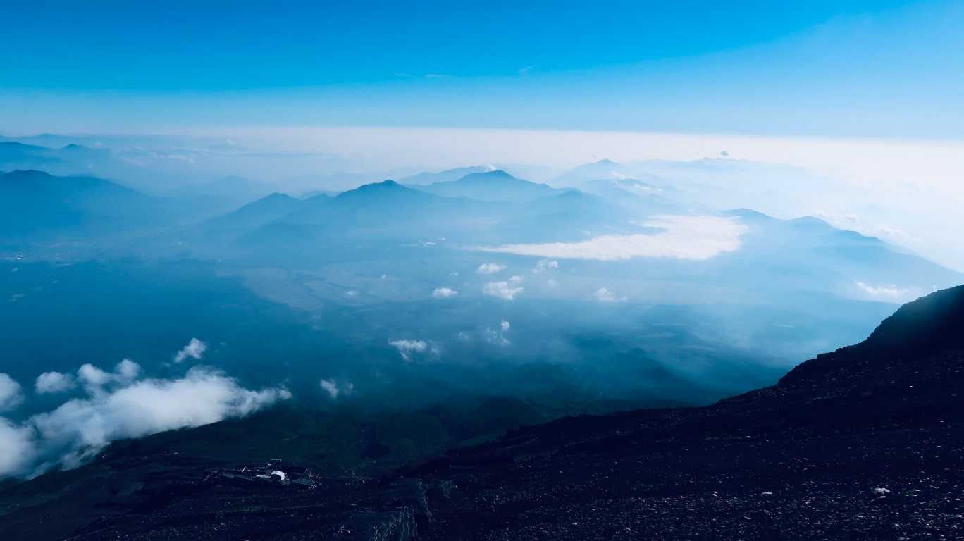 杓子サーキットの山々。
白いのは山中湖です。