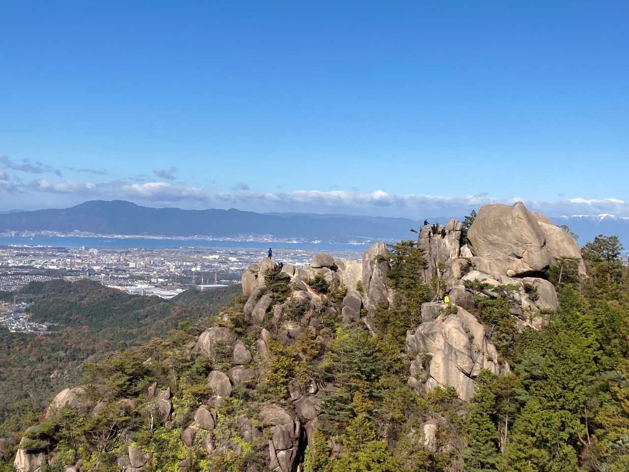 天狗岩に沢山👫がいます