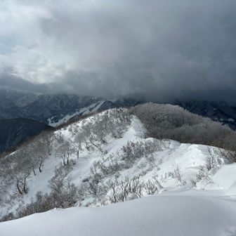 振り返り歩いて来た稜線📸
