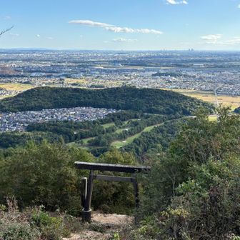 各務原権現山から南方向の眺望。多度神社の鳥居の向こうに見えるは岐阜カンツリー倶楽部。さらにその向こうは外山（グレーピーク）の全景。