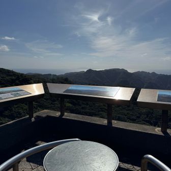 展望台からの眺望。母島が見えます。