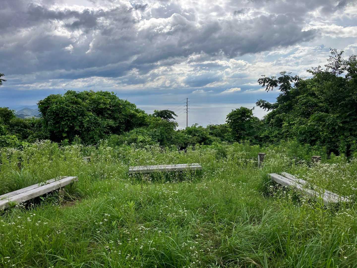 山頂すぐそば、ベンチあります。眺望は、見づらいです。夏は、草🌱が多いです。