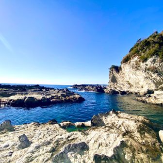 青い海と空，白い岩陵帯👍