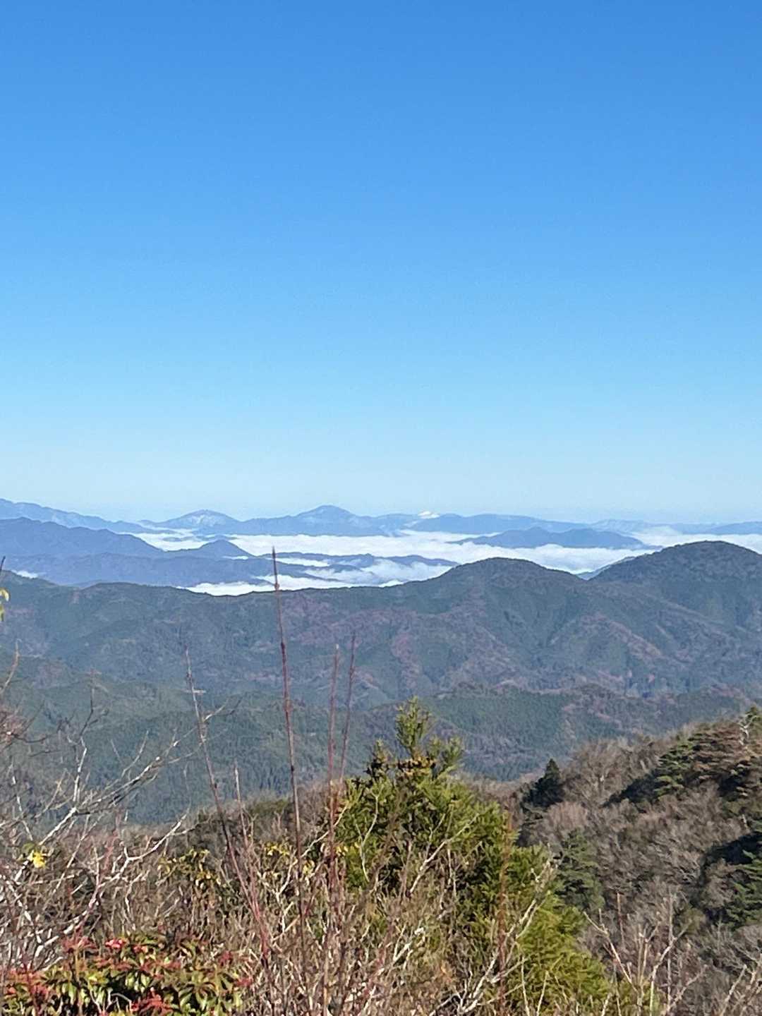 遠くの方に雲海が