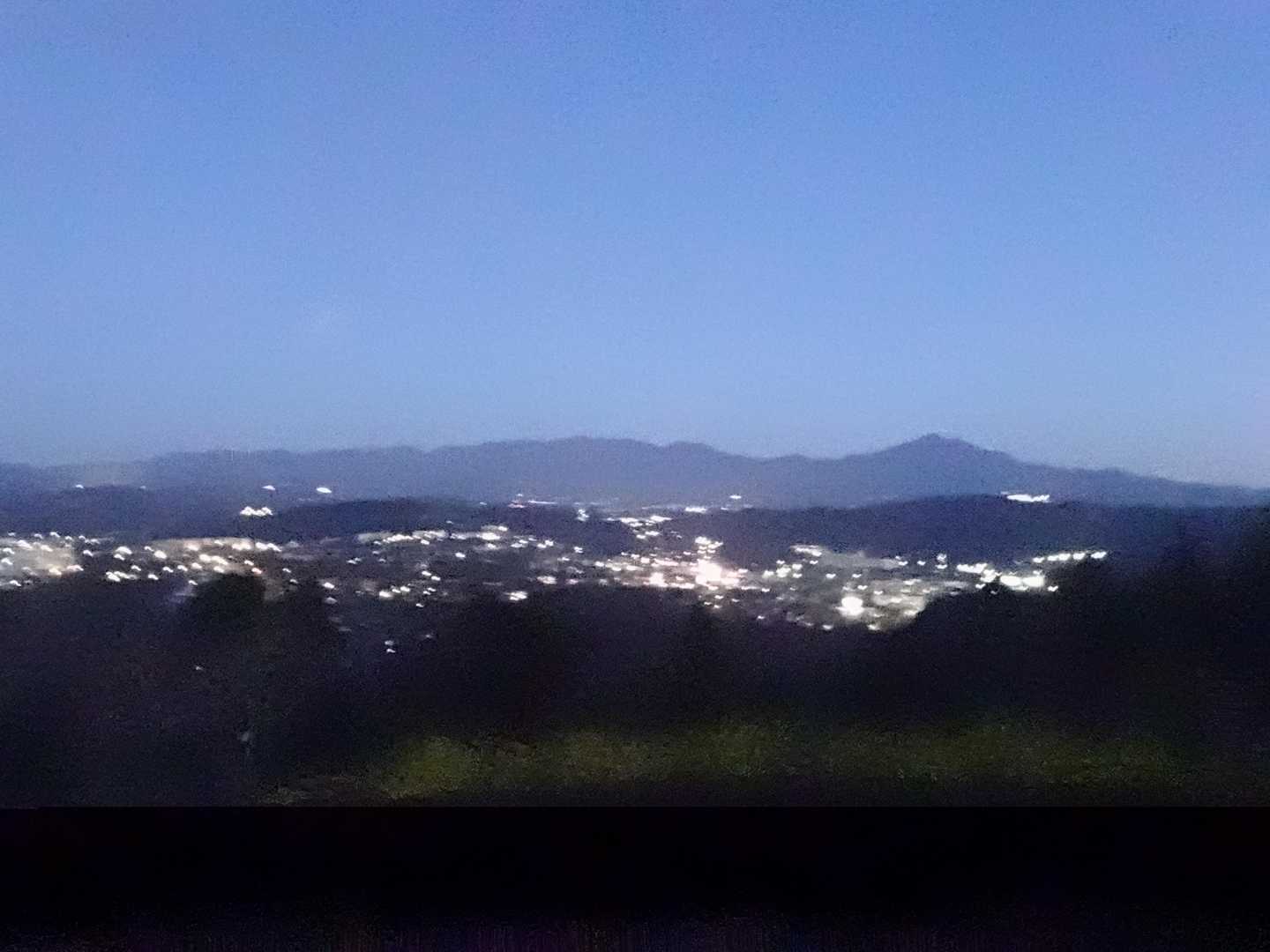 夜景と丹沢山地、ピラミッド型の大山は目立ちますね🎵

吾妻山も日本各地に存在する山名、真っ先に浮かぶのは日本百名山の吾妻山でしょうね・山頂が渋めな🙄(自身は未訪、・2026/2時点)