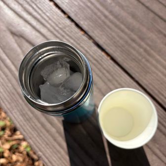 本日保冷ボトルに氷🧊を忍ばせ〜