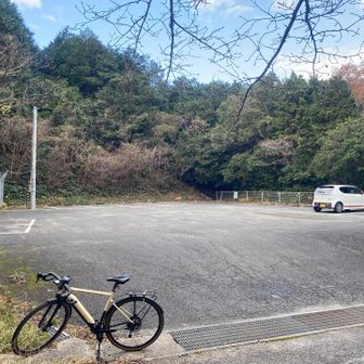 駐車場には十数台ほど駐車できそうです。
元旦はヒトが多いんかな？