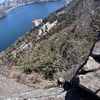 足元は断崖絶壁😲