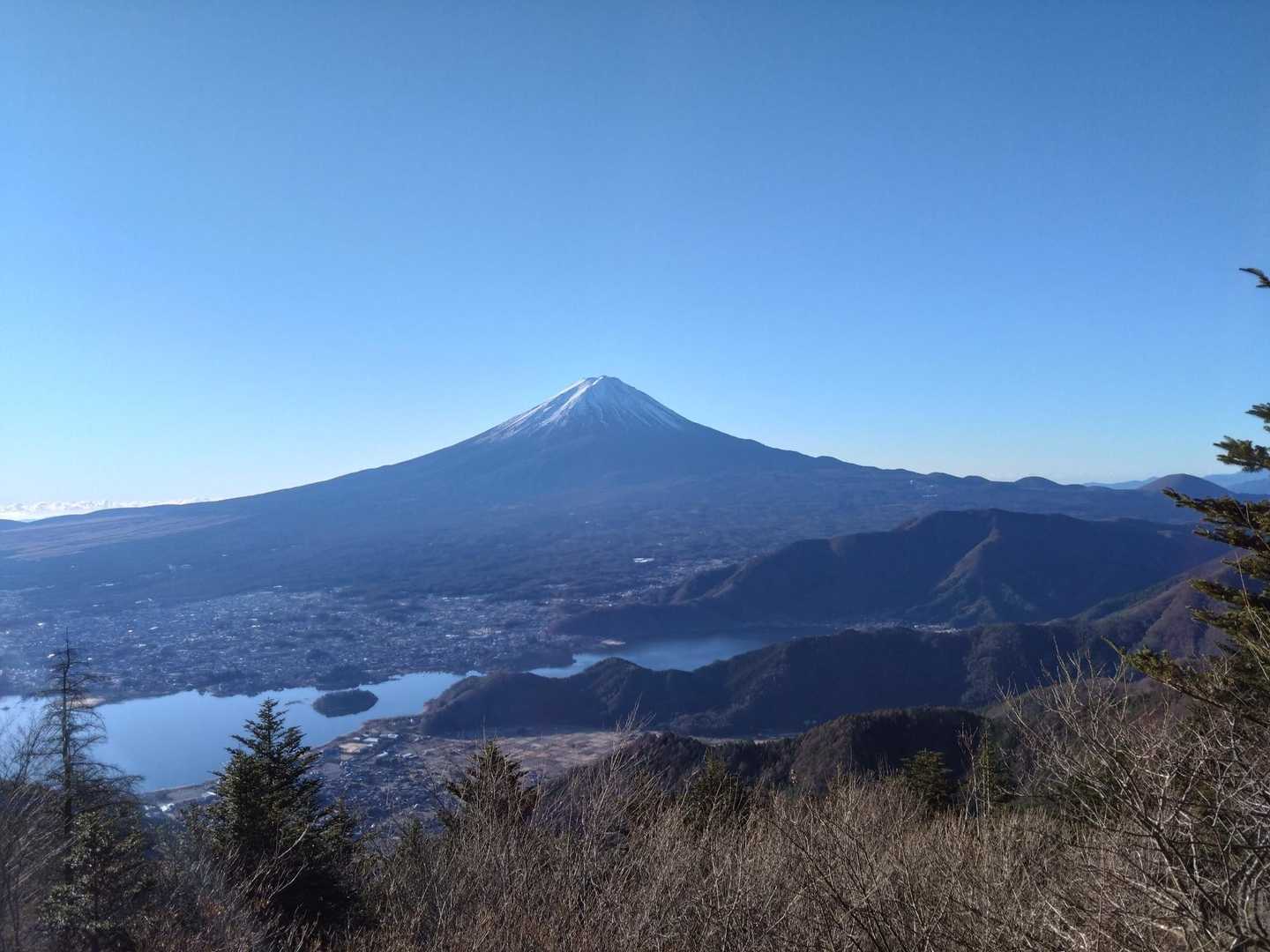 青々しくて透き通る景色に見惚れる。だが指はキンキンに冷たく湯に手を入れたい気分。