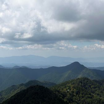 大天井岳　向こうに金剛山葛城山