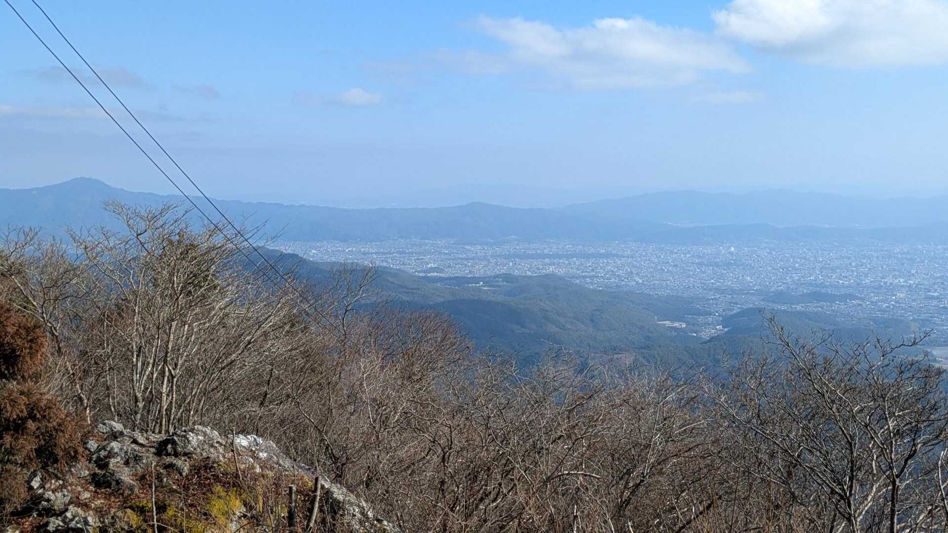 左に比叡山。