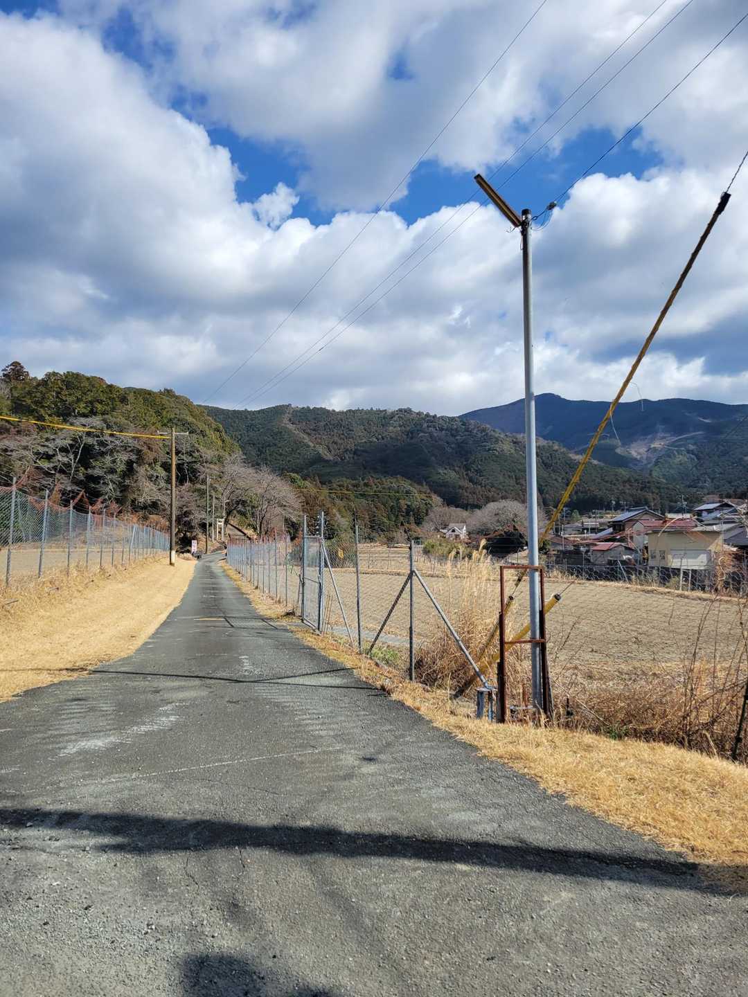 舗装路を進み
