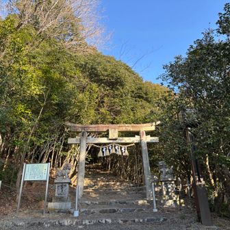 愛宕神社の前を通って。
北尾根コースはこの階段から。