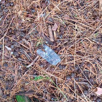 オニヤンマ君(模造)の羽..鳥に食べられたかな？ｗ( ´艸｀)
本体 持ってます..未だ使った事ないけど..
一時良く取上げられてたけど,,効果あるのかな？