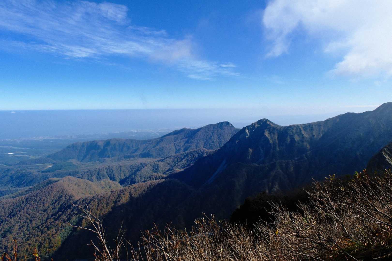 海側は快晴。
ニュースで最高の行楽日和といわれるような良い天気