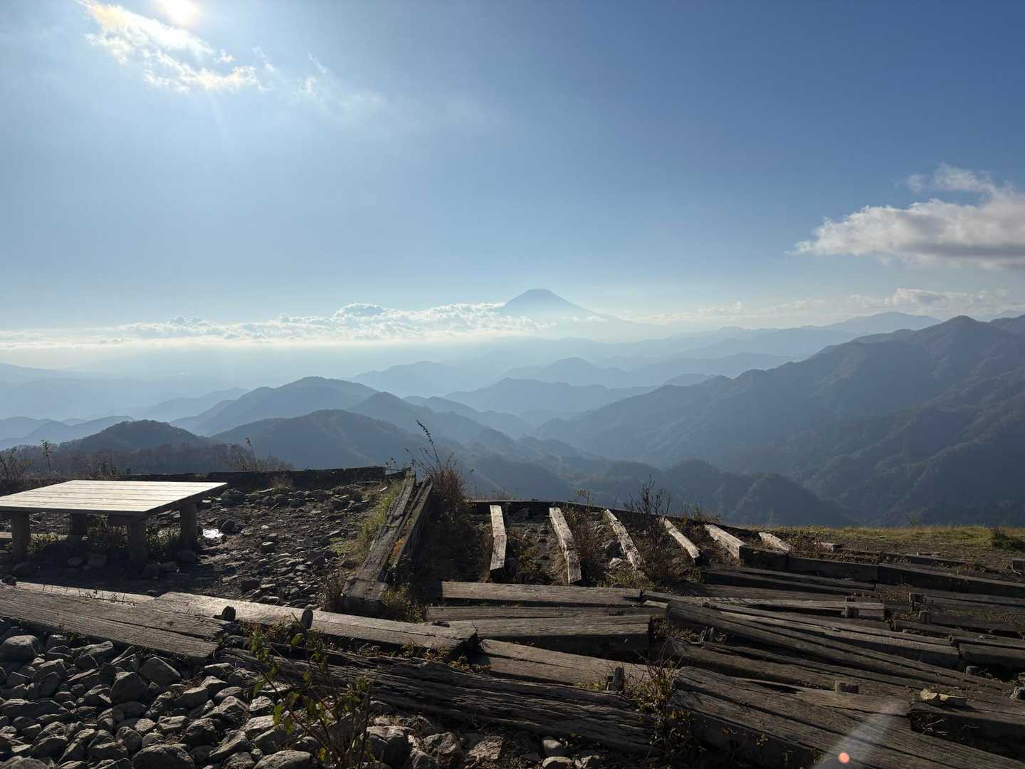 まだ富士山の雪は無いそうです。
山頂は風も無く、暖かくて眠たくなりました💤